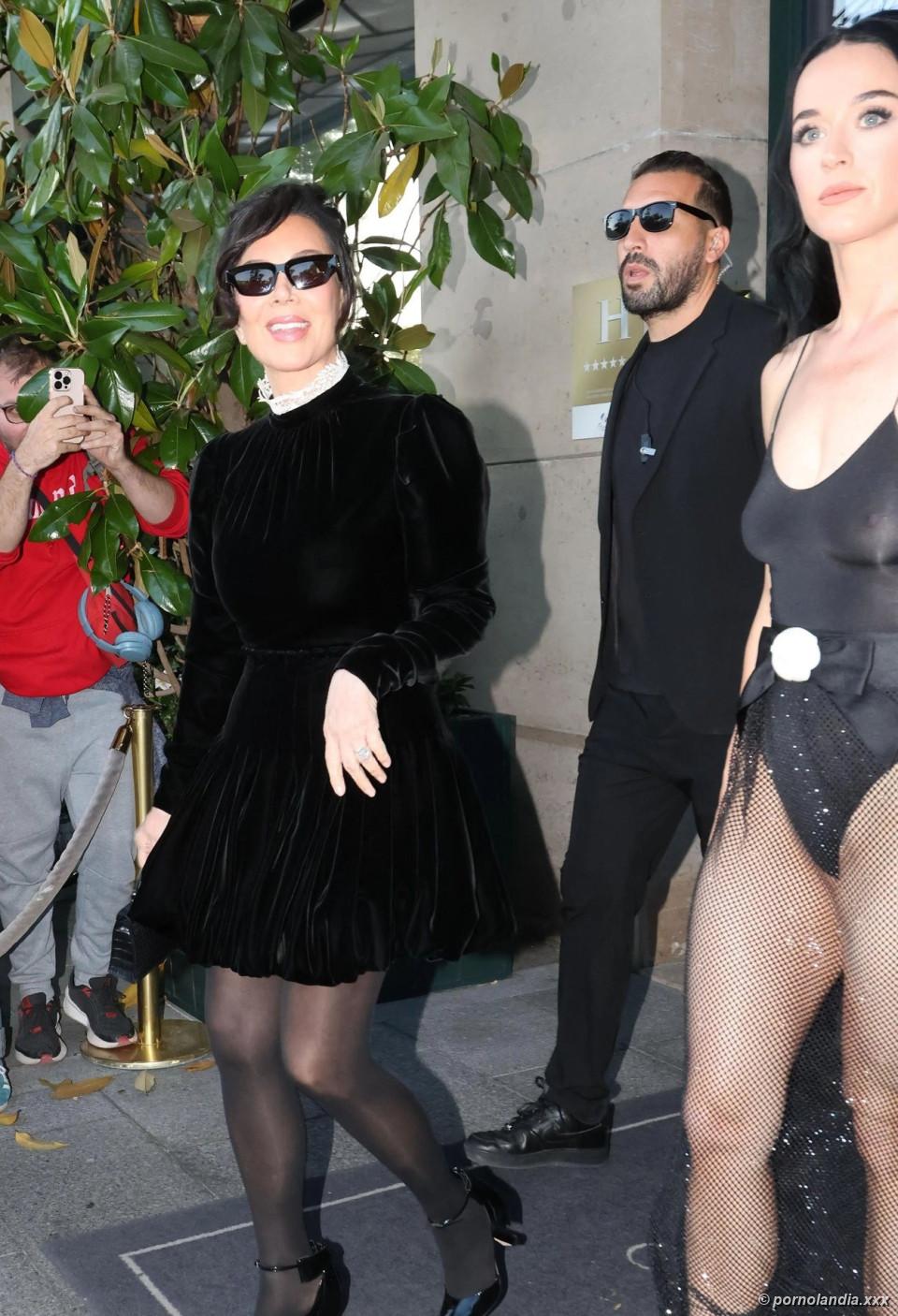 Bandera desnuda Katy Perry pagando un pequeño sujetador sin sujetador - Foto 247519