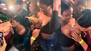 HD									00:36			
		
		
			Le pagan a estas zorras lesbianas para chuparse las tetas

							
											 3
					
																		 100%