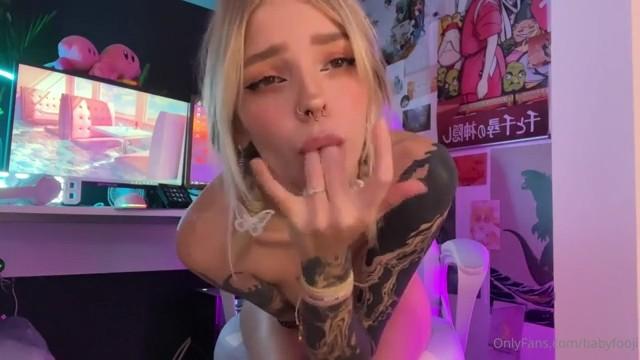 Blonde Peachtot fingering in the gaming room leaked porn