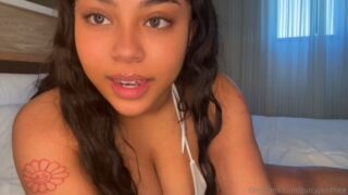 JJuicyJasss playing with her fuck machine