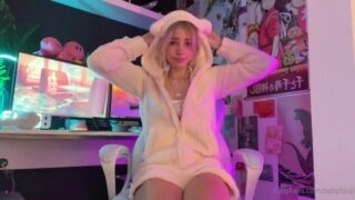 Peachtot masturbating in her gaming room video leaked