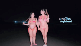 Angie Brand Embarazada y Kourtney Love en la Playa