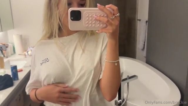 Breckie Hill Titty Play Nipslip Video Leaked